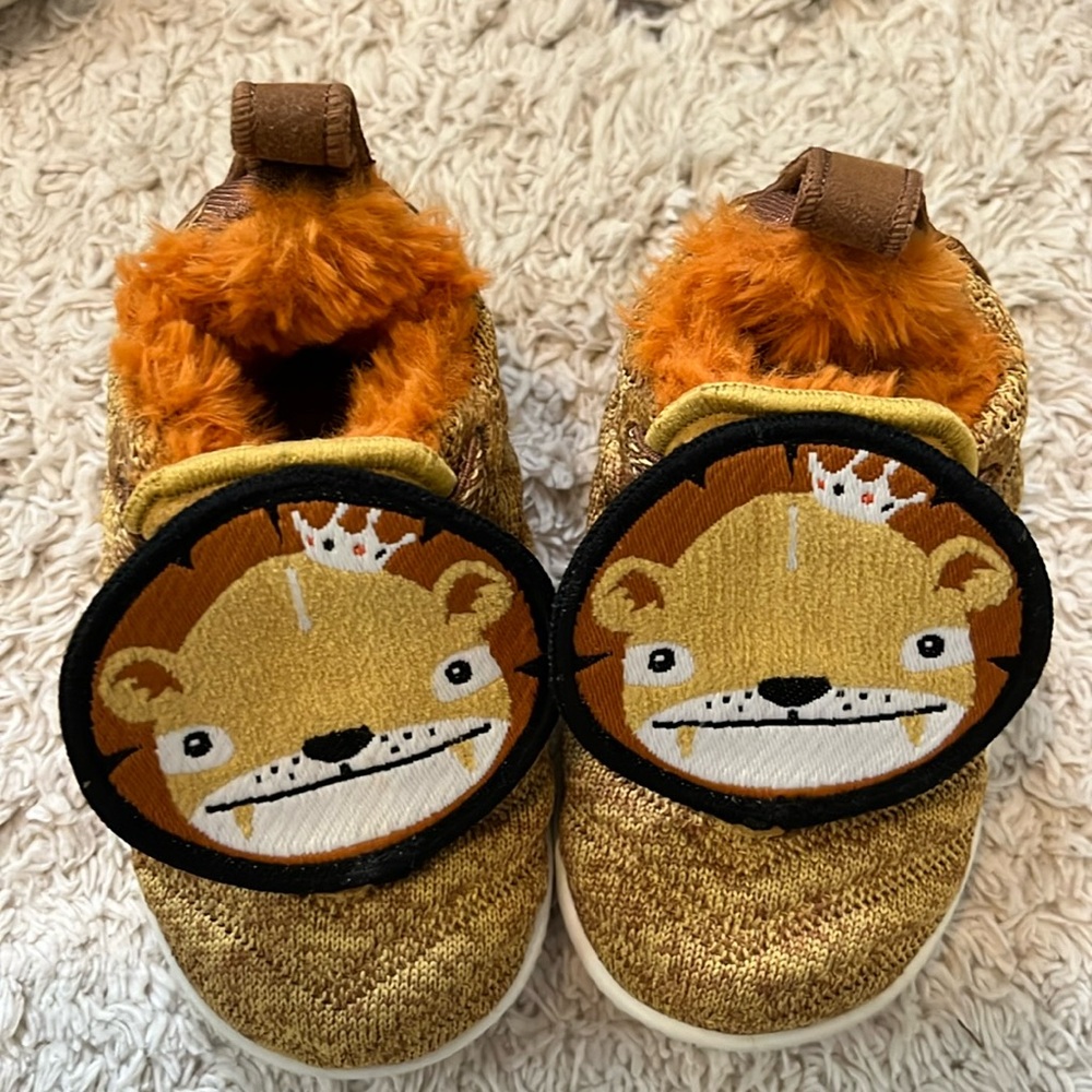 Never used Lion Nike Lebron sneakers for babies size 4